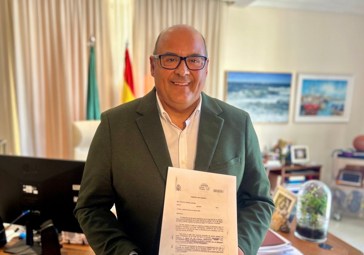 El alcalde de Vélez exige al Gobierno que «se ponga las pilas, deje de confundir e inicie las obras de la desaladora de la Axarquía»