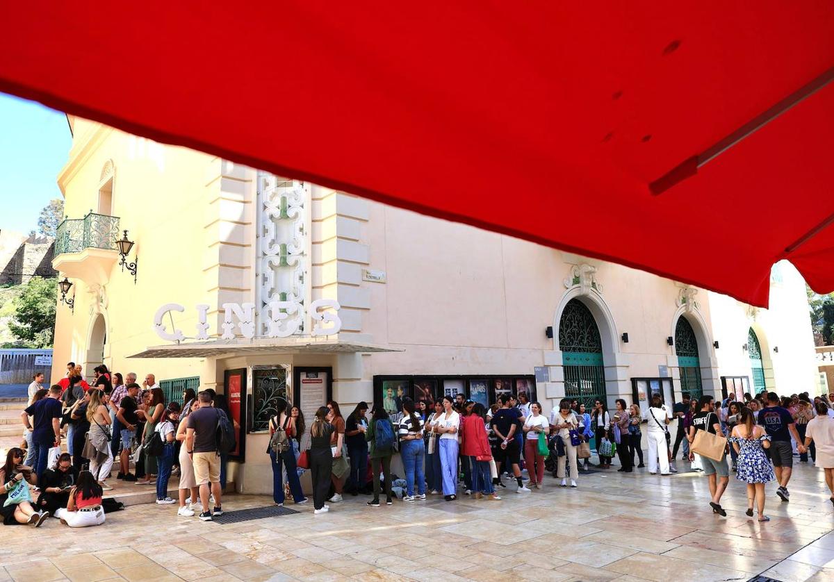 Los primeros de la cola esperan desde media mañana la cita del Aula de Cultura con Javier Castillo en el Albéniz.