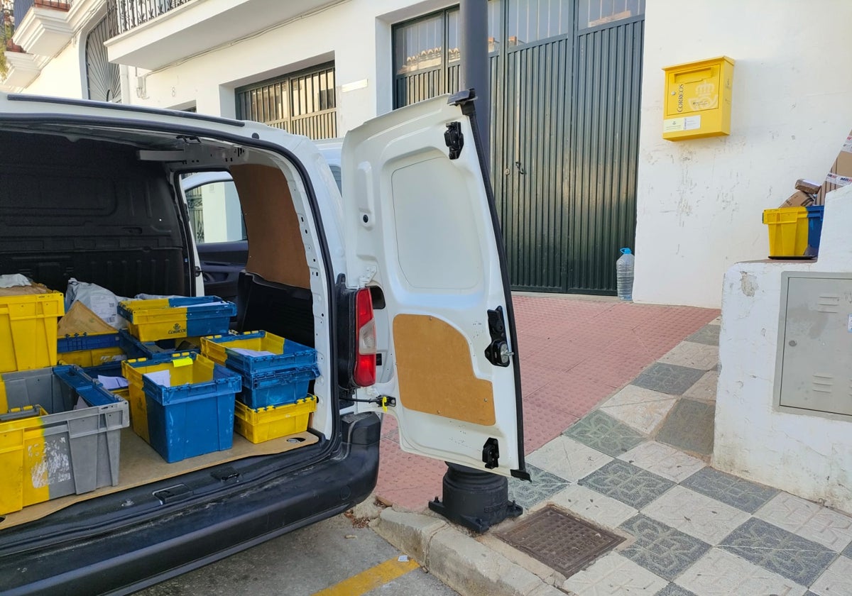 Imagen de la furgoneta de Correos de Frigiliana.