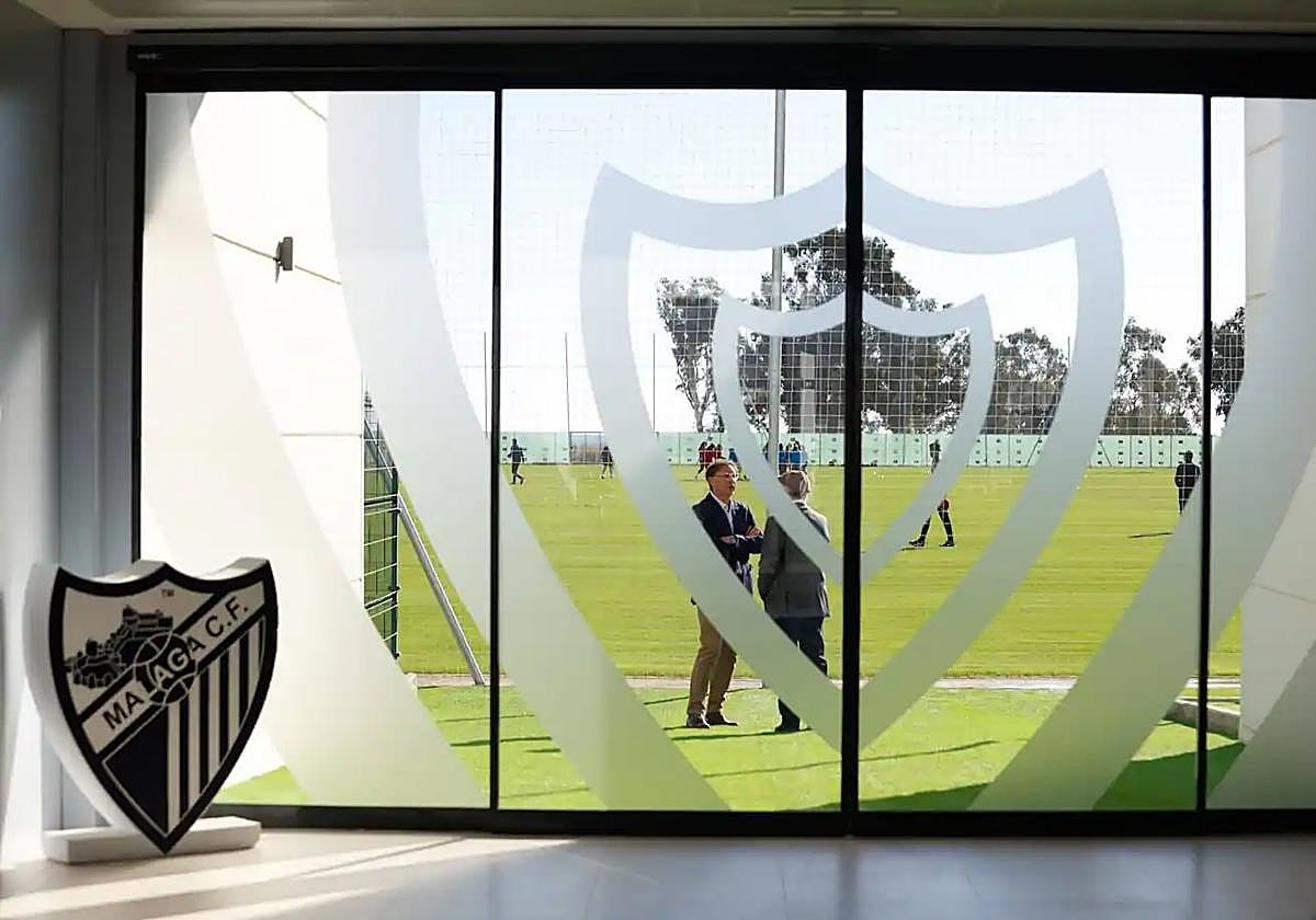 Vista desde el edificio de La Academia del Málaga en Arraijanal hacia dos de los campos de césped natural del recinto, con el director deportivo, Loren Juarros, conversando.