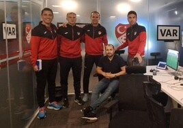 Mario Melero López, en el centro, posa en la sala VAR de la federación de fútbol de Turquía con el resto de asistentes.