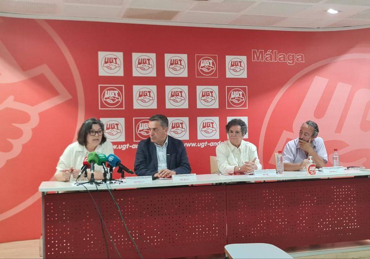 Los secretarios provinciales de CC OO y UGT, Fernando Cubillo y Soledad Ruiz, en el centro, en una rueda de prensa conjunta este martes.