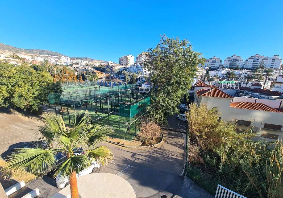 Vista de las pistas de pádel del Club de Raqueta desde el interior del edificio Palmeras 25