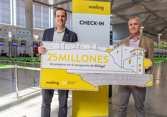 Pla, junto a José María, el pasajero 25 millones de Vueling en el aeropuerto de Málaga.