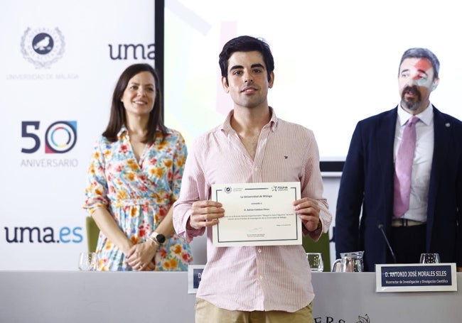 Adrián Esteban Pérez se graduó en Matemáticas en la Universidad de Valladolid y ha realizado el doctorado en la UMA.