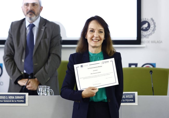 La profesora Isabel López, directora de la tesis, recogió el premio en nombre de Eleonora Voltan, que no pudo acudir al acto.