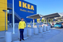 Miguel Puerto, Local Marketing Manager, frente a la fachada de IKEA Málaga.