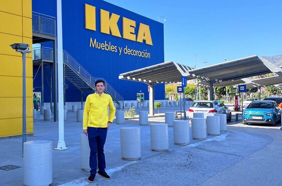 Miguel Puerto, Local Marketing Manager, frente a la fachada de IKEA Málaga.