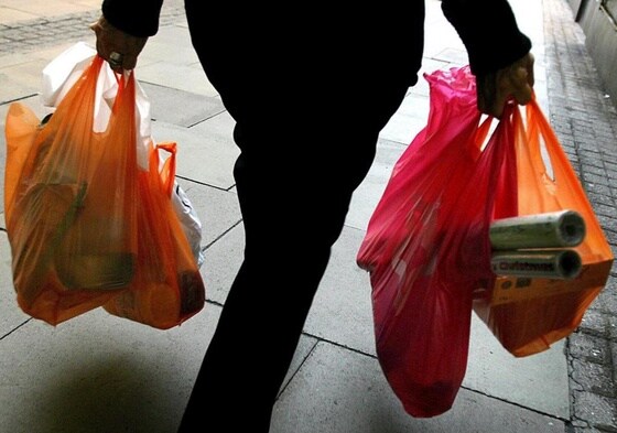 ¿Te están cobrando los comercios un precio «justo» por las bolsas de plástico?