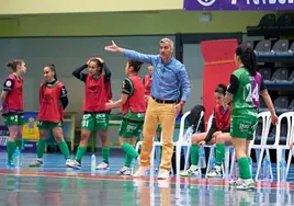 Víctor Escañuela dirige a sus jugadores durante un partido.