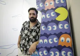 Raúl López posa junto a una máquina arcade del Polo Digital