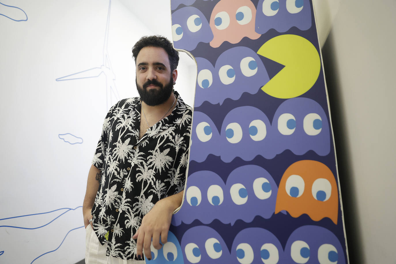 Raúl López posa junto a una máquina arcade del Polo Digital