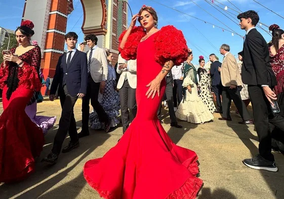 Paco Abreu luce su vestido de gitana en la Feria de Sevilla.