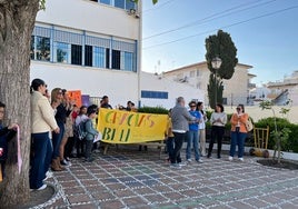 Isabel Alba, la primera por la derecha, en el acto celebrado en el patio del centro el pasado lunes.