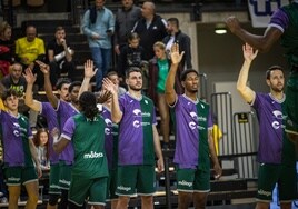 Los jugadores del Unicaja saludan durante una presentación en un partido de la Champions.