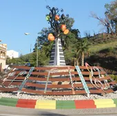 Los que acceden al pueblo desde Vélez se encuentran con esta original rotonda en la entrada.