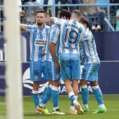 Los jugadores del Málaga celebran el gol marcado en el partido frente al Ceuta, el único que jugaron con la camiseta conmemorativa, adaptada para cumplir los acuerdos comerciales (la de venta al público lleva la publicidad de Tivoli).