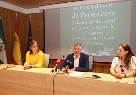 Presentación del 'Mercadillo de primavera' con el teniente alcalde, Javier García.