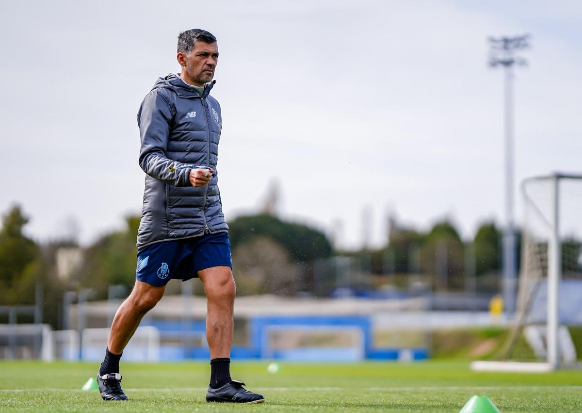 Imagen secundaria 1 - Iván Jaime y el entrenador Sérgio Conceição.