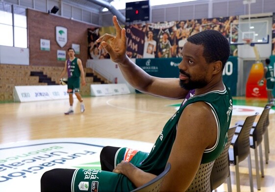 Will Thomas saluda en un entrenamiento en el Martín Urbano.