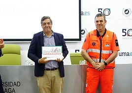 El rector, Teo López, y el director provincial del 061, Alejandro Salazar, en el acto de entrega de reconocimientos en la UMA.
