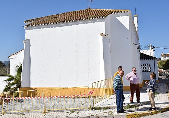 Visita a Santa Amalia del alcalde, acompañado de responsables municipales y de la asociación de vecinos.