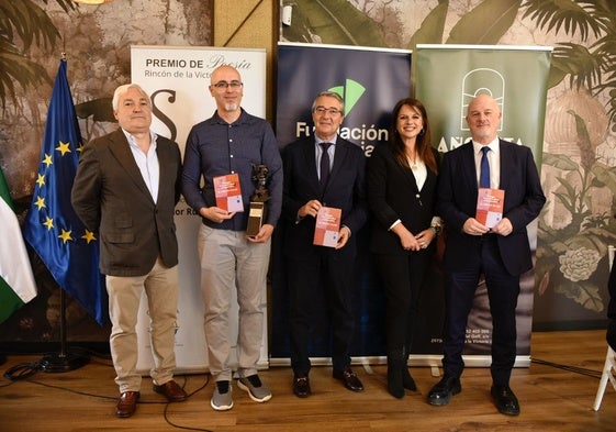 Entrega del premio al autor Jorge Fernández.