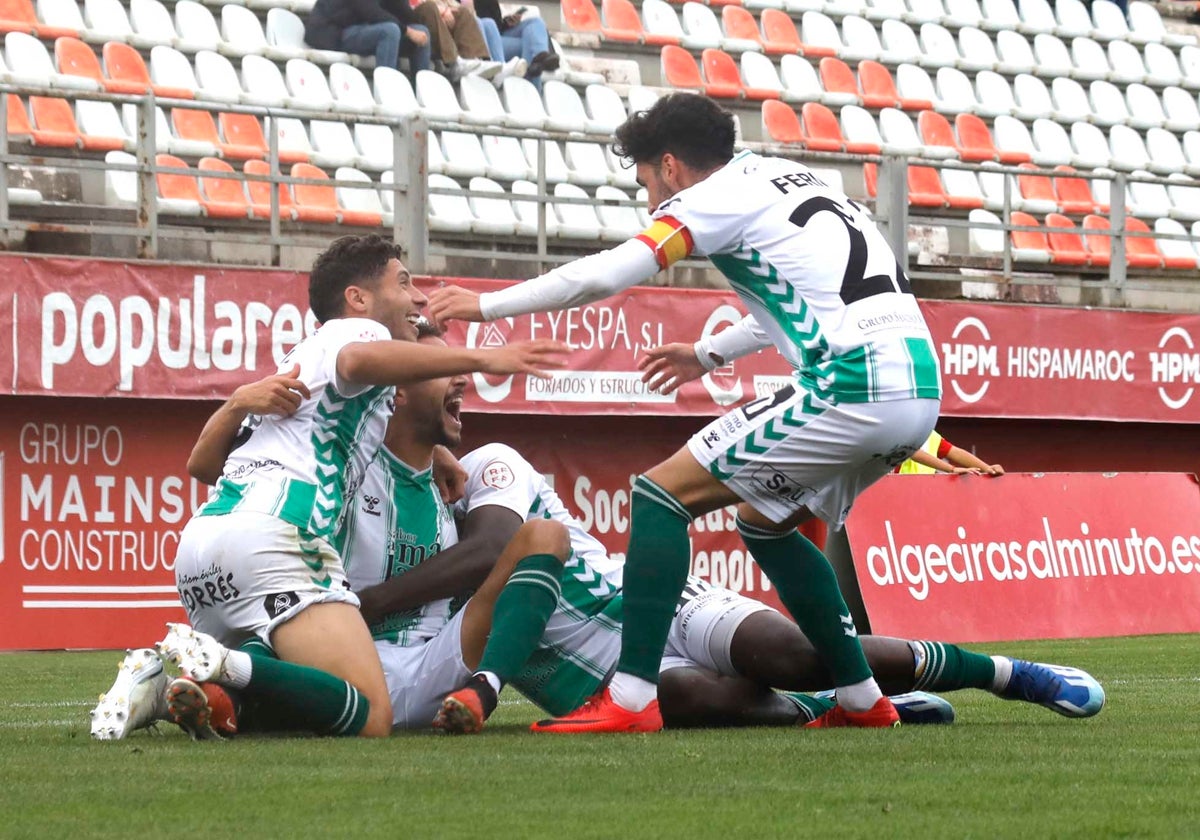 Los jugadores del Antequera celebran uno de los goles ante el Algeciras.