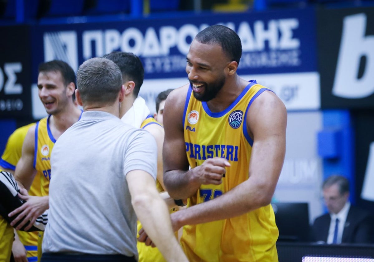 Trevor Thompson celebra una victoria del Peristeri.