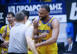 Trevor Thompson celebra una victoria del Peristeri.