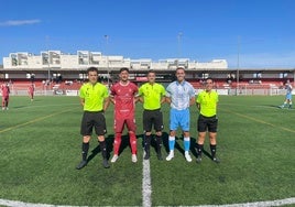 Los capitanes y el equipo arbitral, en el duelo Rincón-Atlético Malagueño.