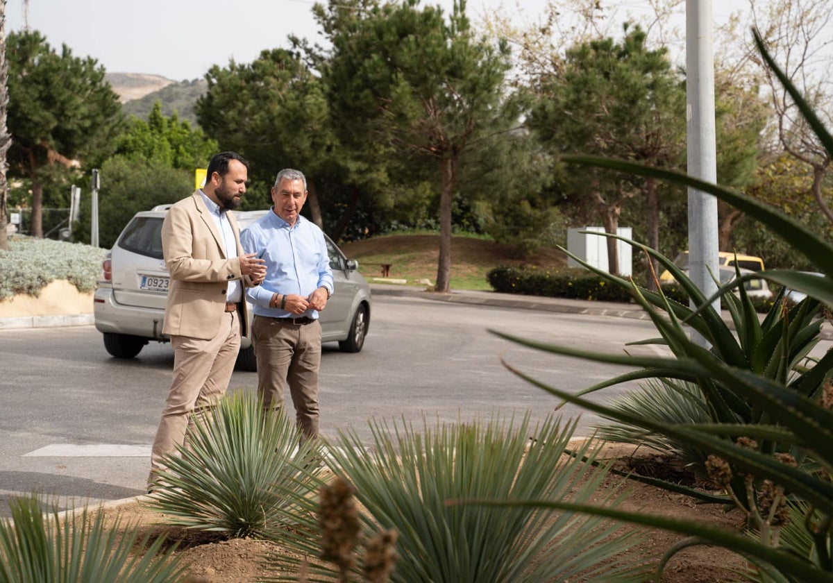 A la izquierda el concejal de Agua, Juan Olea, durante la visita de unas zonas verdes recién acondicionadas en el municipio.