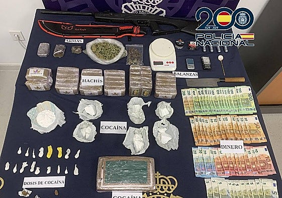 Imagen de la droga y el dinero incautados en la operación en Vélez-Málaga.