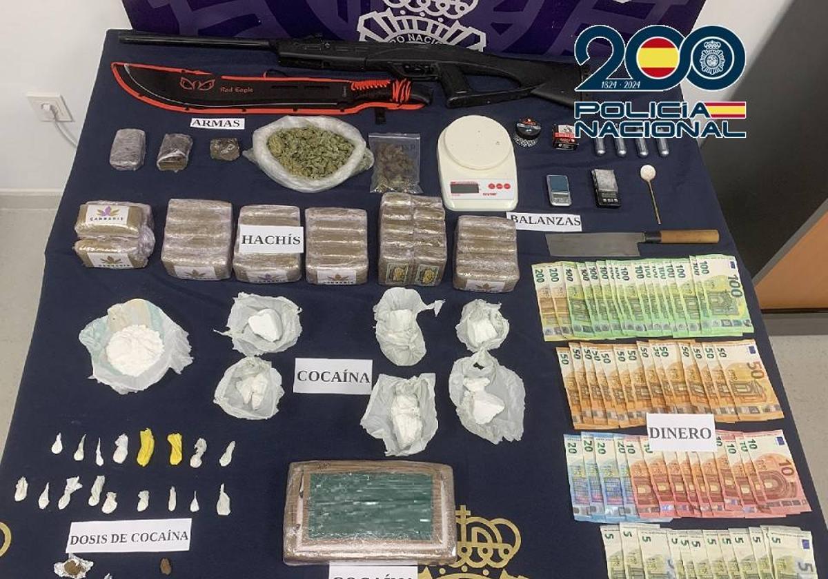 Imagen de la droga y el dinero incautados en la operación en Vélez-Málaga.