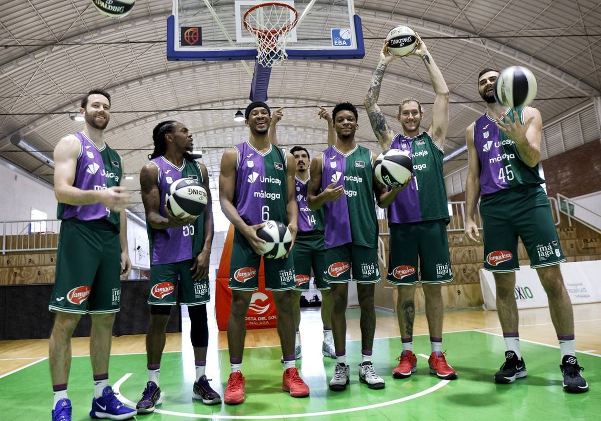 Los jugadores del Unicaja posan desenfadados en una sesión de fotos para SUR.