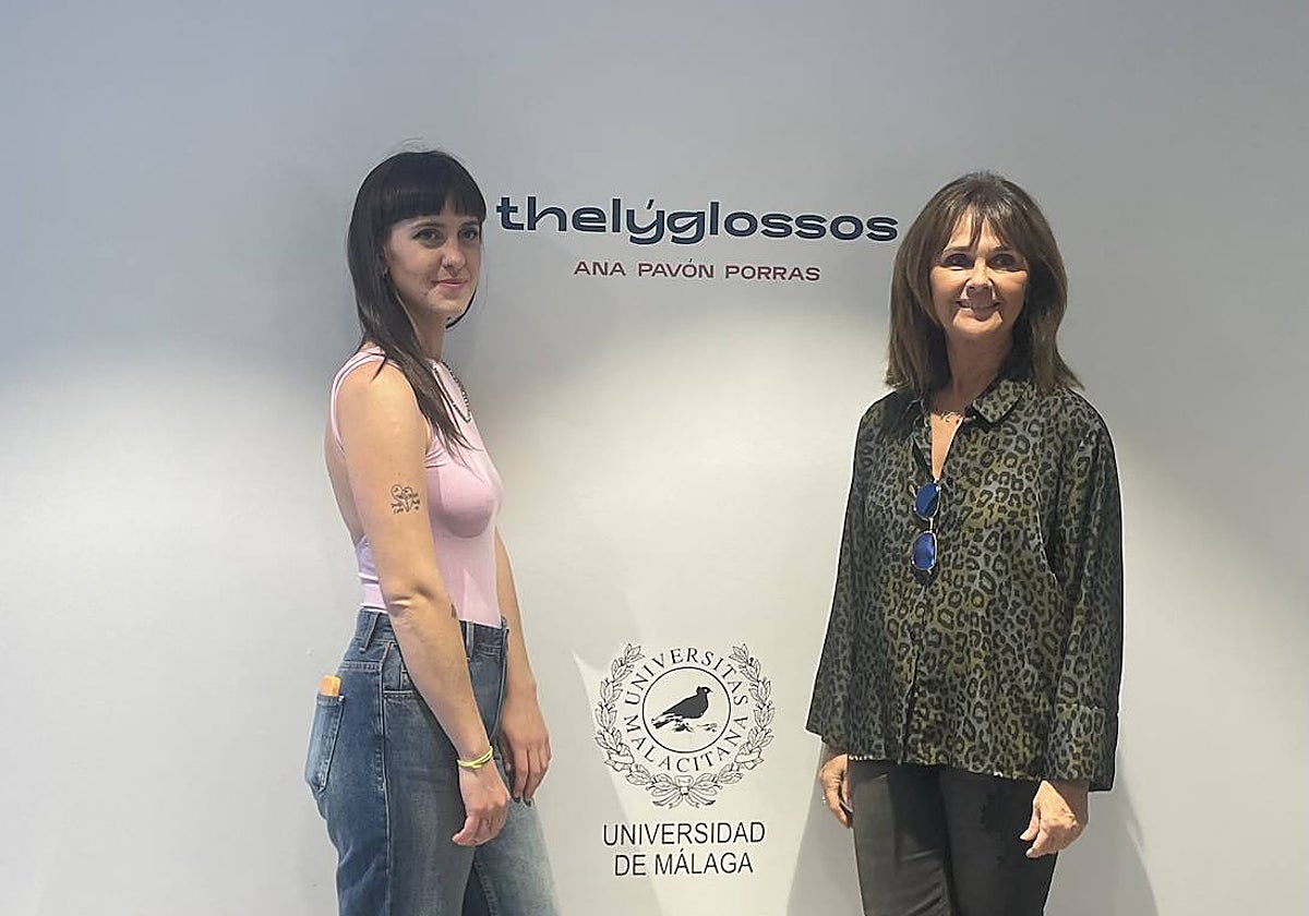 Ana Pavón, junto a la vicerrectora de cultura, Rosario Gutiérrez, en la inauguración de la exposición.