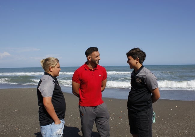 Luka y Aleks, con su entrenador, Juan Ángel Corrales.