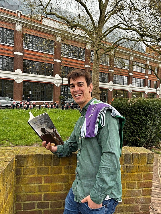 Sergio Mayo posa en Londres, donde reside, con un ejemplar de su libro y una camiseta del Unicaja