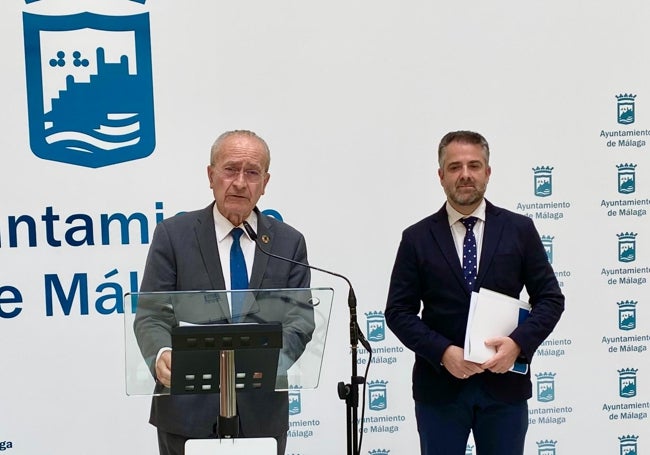 De la Torre y Conde, en la rueda de prensa en el patio de Banderas.