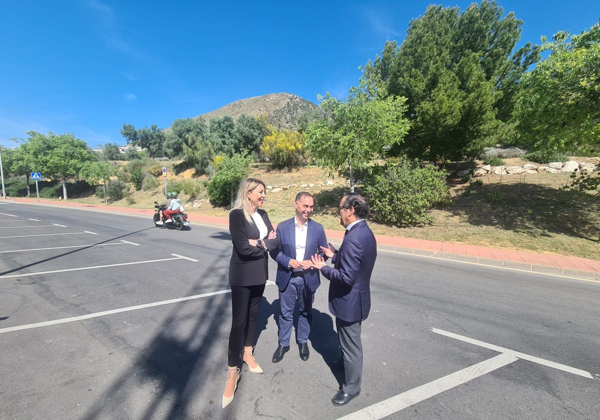 Visita del delegado de Educación, junto al alcalde y la concejal, a los terrenos donde se construirá el instituto.