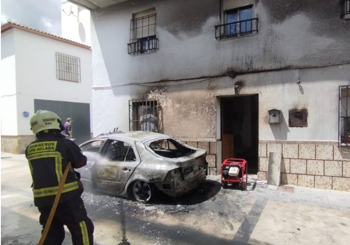 Bomberos del Consorcio Provincial, este martes en las tareas de extinción de las llamas.