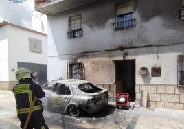 Bomberos del Consorcio Provincial, este martes en las tareas de extinción de las llamas.