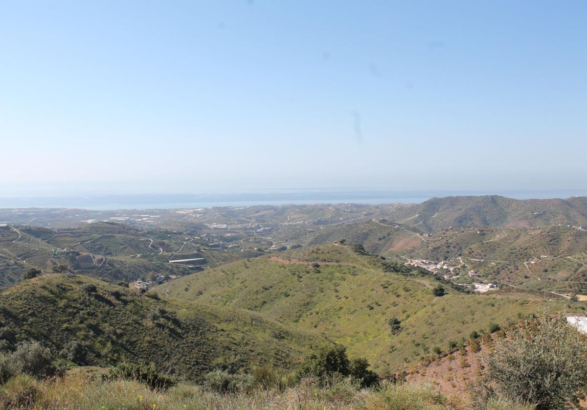 Imagen principal - Vista panorámica de la costa axárquica. Abajo, Iznate y Comares.