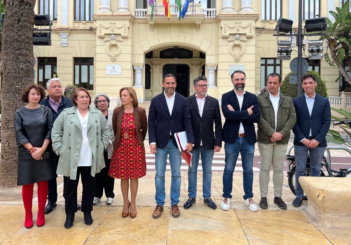 Dani Pérez, con los concejales socialistas, a la puerta del Ayuntamiento de Málaga.