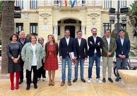 Dani Pérez, con los concejales socialistas, a la puerta del Ayuntamiento de Málaga.