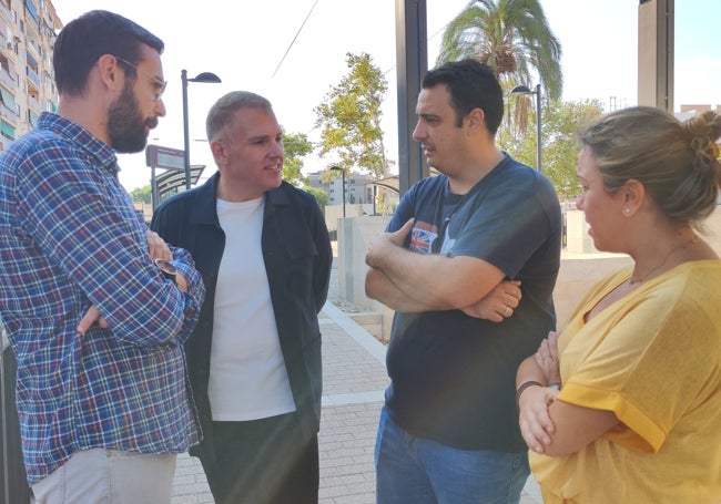 Víctor González, con militantes socialistas, este martes en Vélez-Málaga.