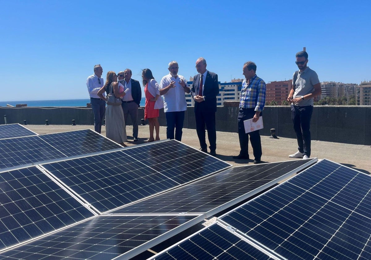 El alcalde de Málaga visita una instalación fotovoltaica.