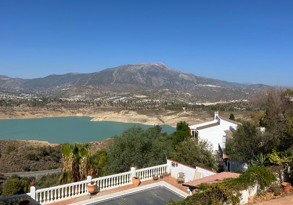 Imagen de una vivienda rural con piscina situada en la zona de Los Romanes, junto al pantano de La Vilñuela.