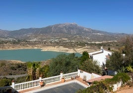 Imagen de una vivienda rural con piscina situada en la zona de Los Romanes, junto al pantano de La Vilñuela.