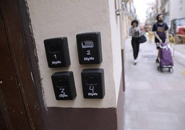 Cajetines de llaves de apartamentos turísticos en una calle de Málaga.